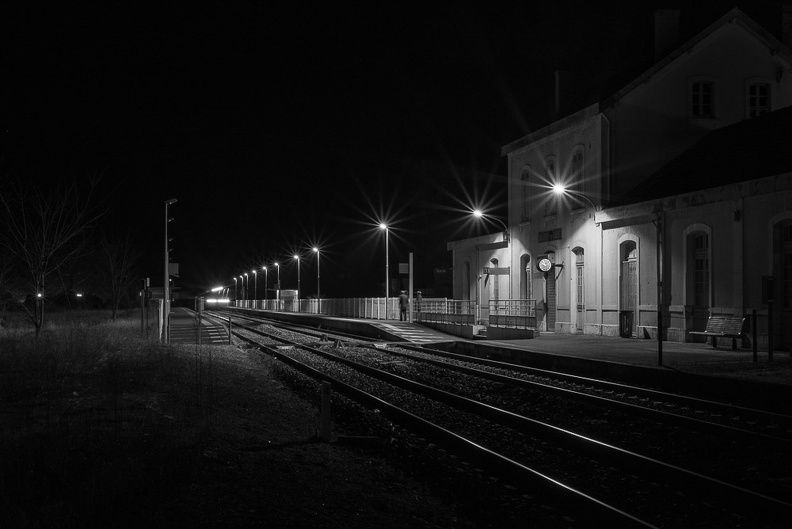 Châteauneuf - Le  21h52  va entrer en gare
