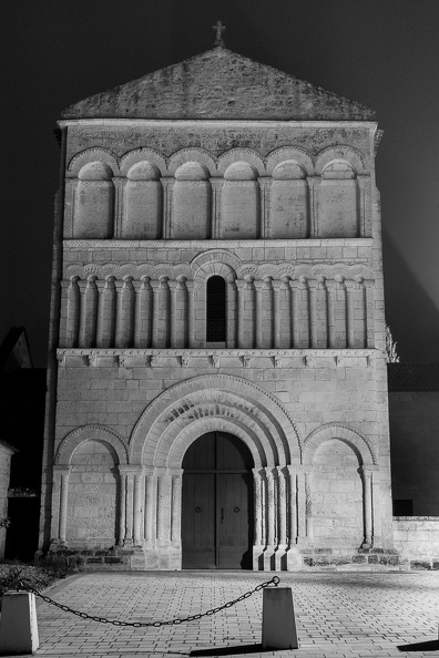 Bourg-Charente - La façade de l église St Jean Baptiste